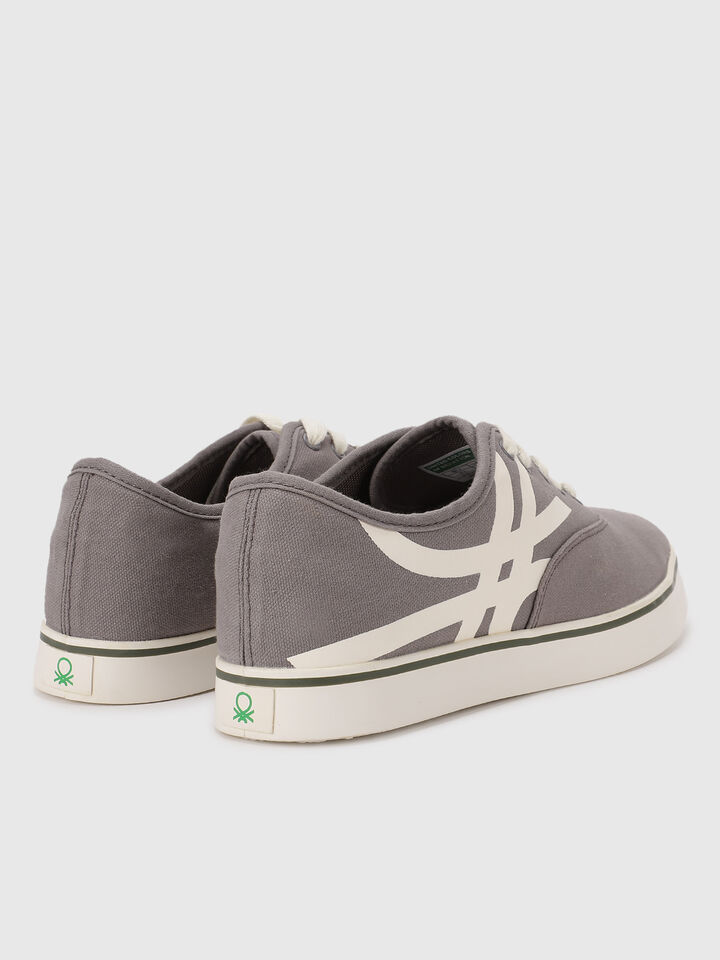 United Colors of Benetton Men Textured Sneakers image number 3